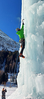 Lukas beim Eisklettern